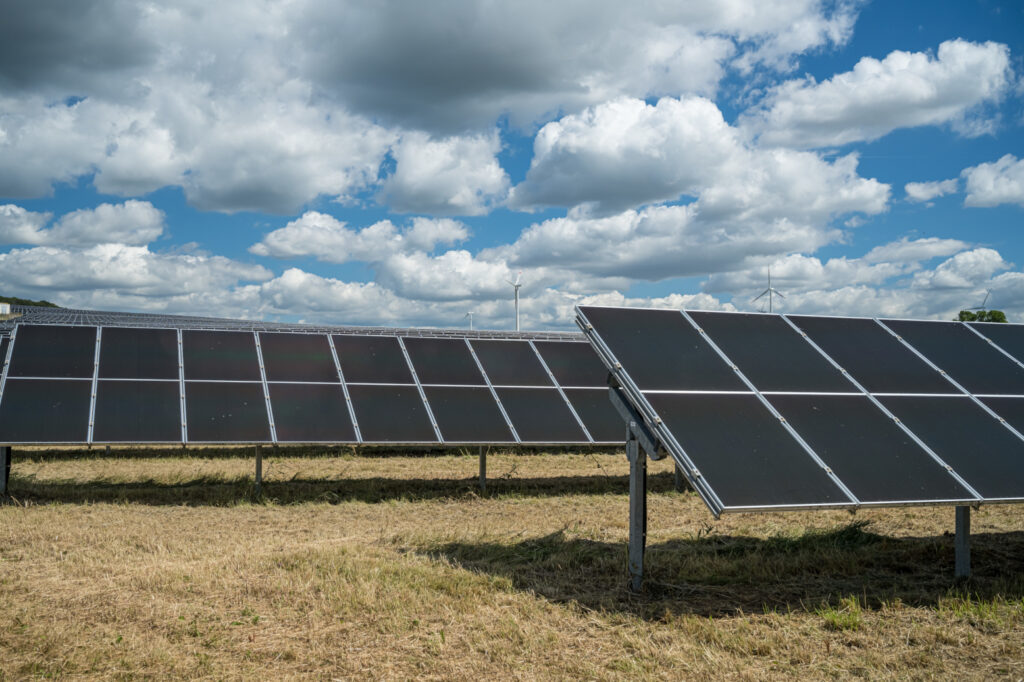 Parque solar bajo el cielo nublado